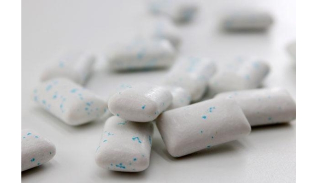 嚼口香糖时，不小心把口香糖咽下去了,怎么办