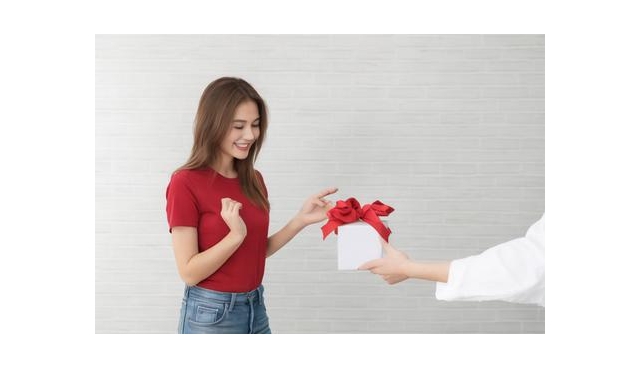 混社会13个经验，为啥求人办事，一定要送礼？
