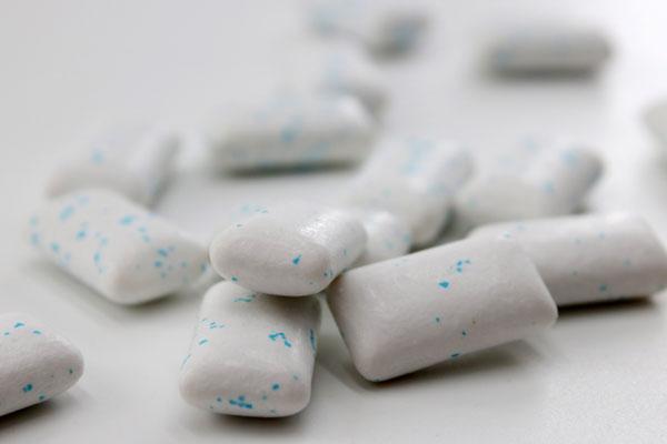 嚼口香糖时，不小心把口香糖咽下去了,怎么办(图1)