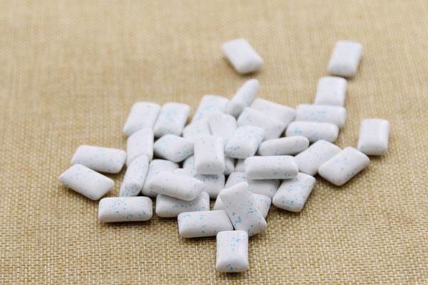 嚼口香糖时，不小心把口香糖咽下去了,怎么办(图3)